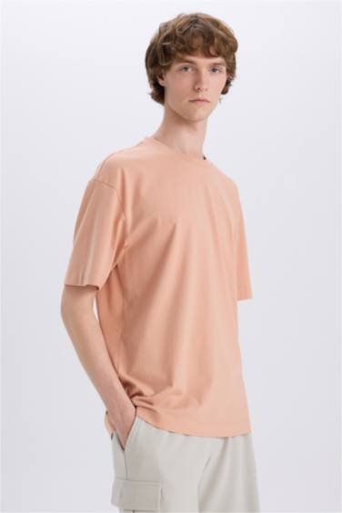 Базовая футболка с коротким рукавом, круглым вырезом и плотной посадкой