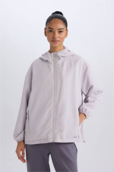 قصة عادية بغطاء للرأس طارد للماء