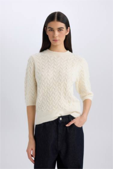 بلوفر تريكو نص كم قصة عادية برقبة مستديرة