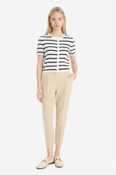 كارديجان تريكو قصة عادية برقبة مستديرة