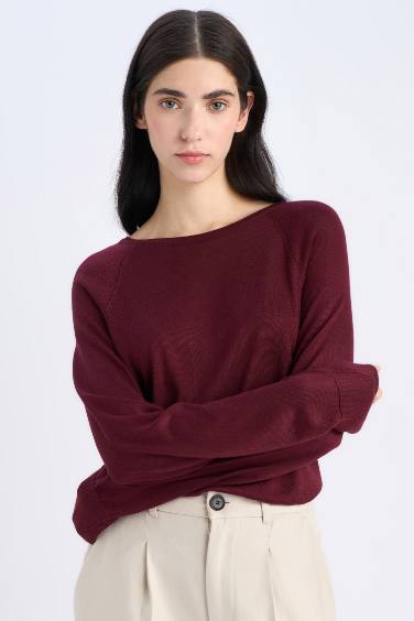 Pull tricot basique en couleur bordeaux à col rond et coupe régulière