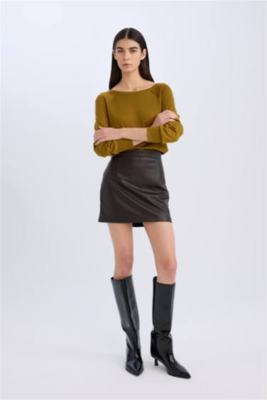 Свитер стандартного кроя с круглым вырезом