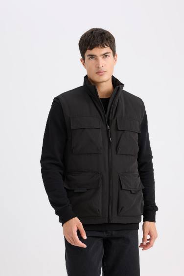 فيست بامب أسود قصة عادية بياقة عالية