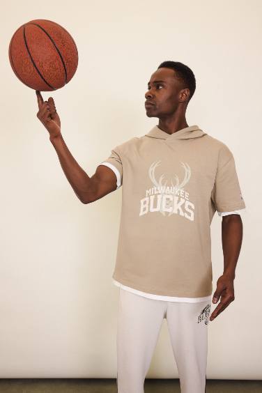 DeFactoFit NBA Milwaukee Bucks Oversize Geniş Kalıp Kapüşonlu Sırt Baskılı Kısa Kollu Tişört
