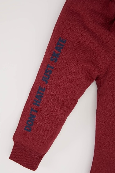 بنطلون سويت بانتس بيبي اولادي بطبعة شعار وقصة عادية خمري