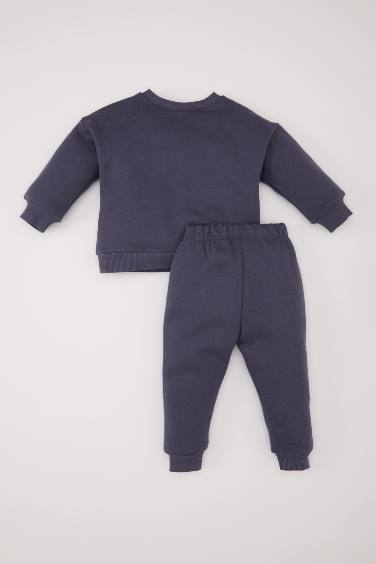 طقم بيبي اولادي سويت شيرت وسويت بانتس بطبعة شعار قصة عادية - قطعتين