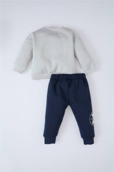 طقم بيبي اولادي بطبعة شعار قصة عادية - قطعتين