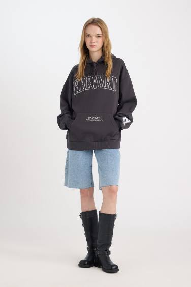 سويت شيرت واسع بغطاء للرأس بجيب الكنغر