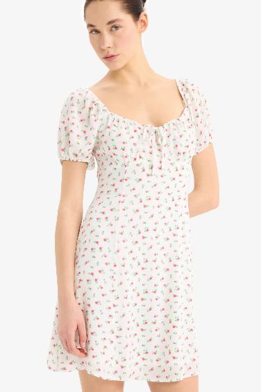 Mini-robe fleurie à col cœur et manches courtes en tissu froissé