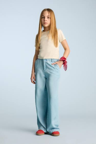 Джинсы для девочки с широкими штанинами.