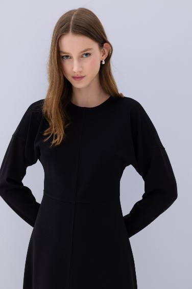 Relax Fit Bisiklet Yaka Krep Uzun Kollu Maxi Siyah Elbise