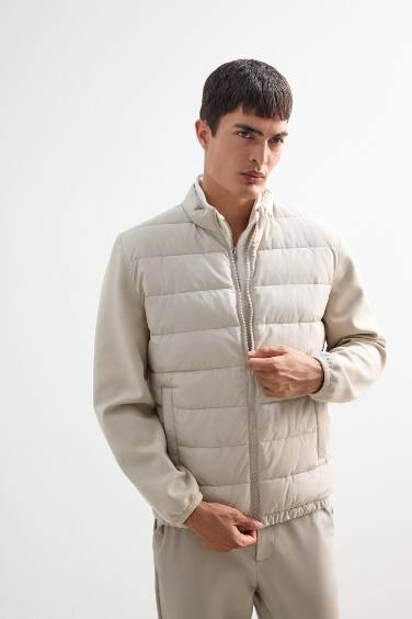 جاكيت خفيف سليم فيت بياقة عالية بجيب وسوسته