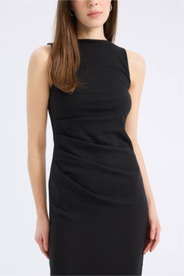 فستان ميدي مضلع بديكون بياقة مدورة بدون كم