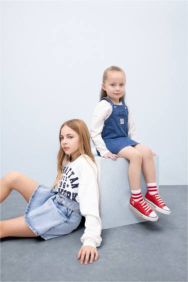 Salopette en jean avec étiquette tissée pour bébé fille