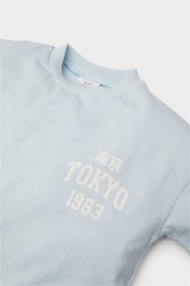 تيشيرت نص كم بطبعة شعار قصة عادية