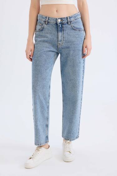 Boyfriend Normal Waist Straight Leg Washed Jeans