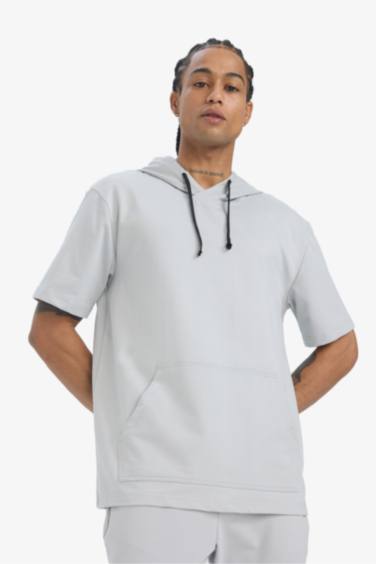 تي شيرت مطبوع قصة عادية بغطاء للرأس