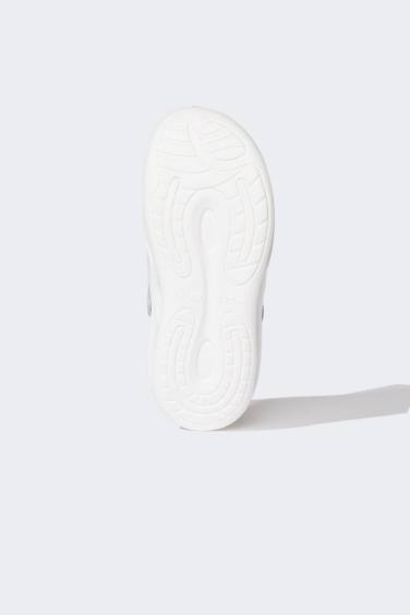 شبشب رجالي بكعب مسطح أبيض