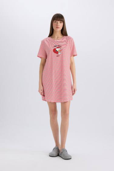 Fall in Love Snoopy Crew Neck Short Sleeve Nightgown