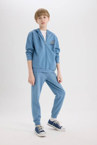 بنطرون ولادي بطبعة شعار قصة عادية