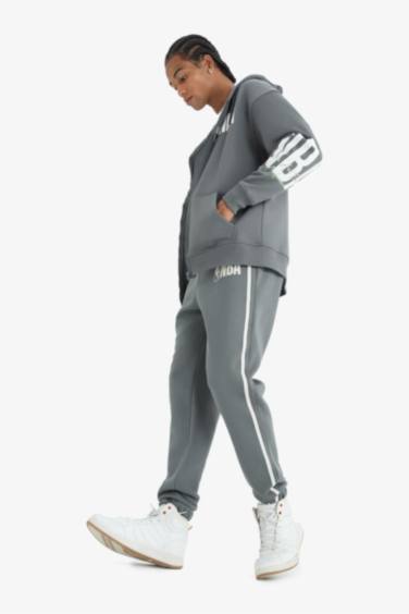 Спортивные брюки-джоггеры стандартного кроя с карманами и лицензией NBA Wordmark, Коллекция DeFactoFit