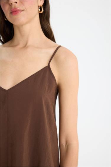 Длинное платье трапециевидного силуэта без рукавов с V-образным вырезом из модала