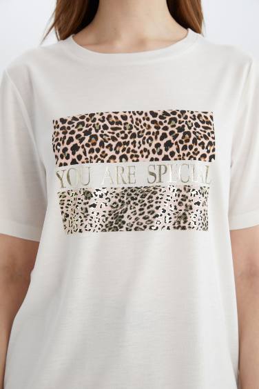 تيشيرت نص كم قصة عادية برقبة مستديرة