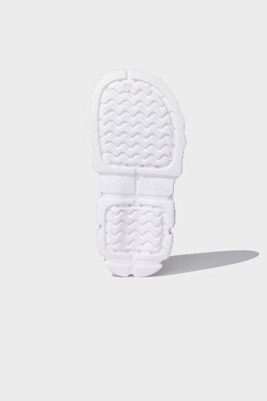 صندل حريمي أبيض بكعب مسطح