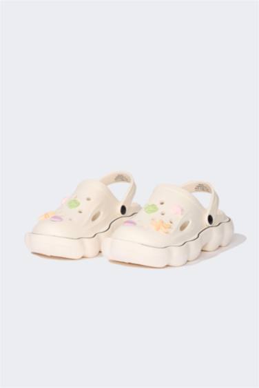 صندل حريمي أبيض بكعب مسطح