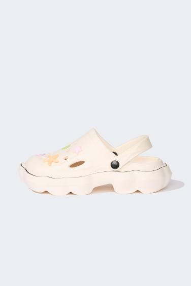 صندل حريمي أبيض بكعب مسطح