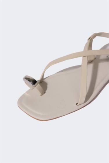 Kadın Taşlı Düz Taban Suni Deri Sandalet - Görsel 5