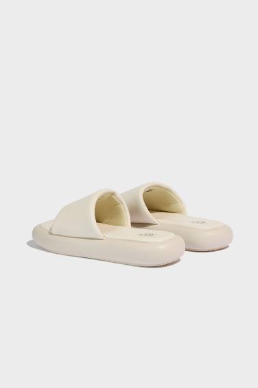 شبشب حريمي جلد صناعي اوف وايت بكعب مسطح