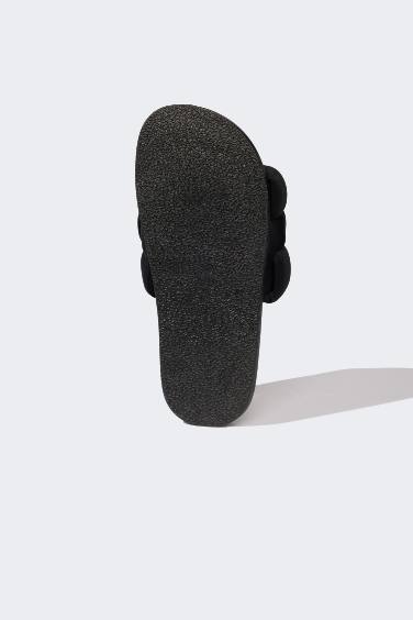 شبشب حريمي بكعب مسطح أسود