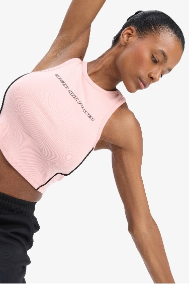 كروب توب رياضي مضلع برقبة مستديرة بطبعة شعار من DeFactoFit