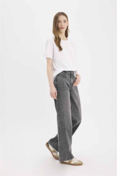 بنطلون جينز قصة مستقيمة واسعة وخصر عالي