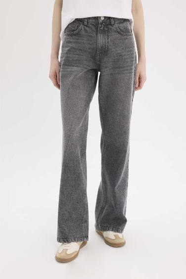 بنطلون جينز قصة مستقيمة واسعة وخصر عالي