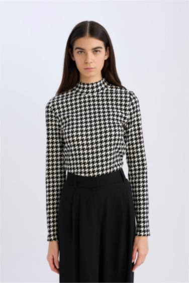 Slim Fit Dar Kesim Yarım Balıkçı Yaka Kazayağı Bürümcük Uzun Kollu Tişört