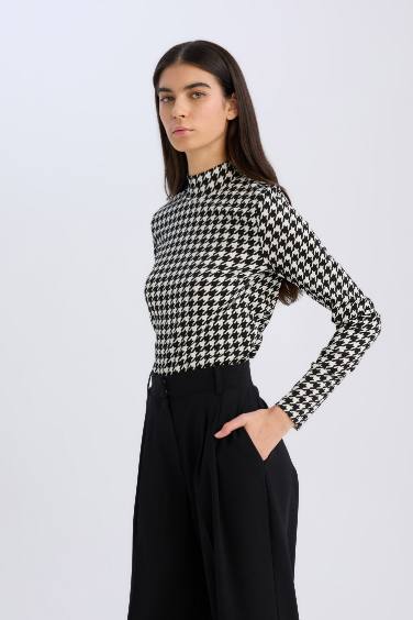 Slim Fit Dar Kesim Yarım Balıkçı Yaka Kazayağı Bürümcük Uzun Kollu Tişört