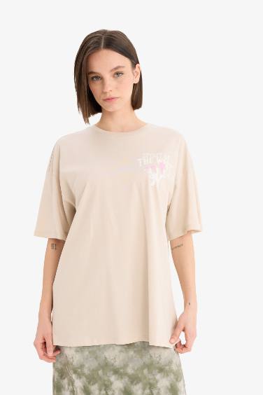 تيشيرت نص ردن بطبعة من الخلف قصة عادية