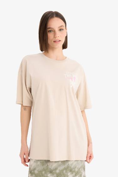 تيشيرت نص ردن بطبعة من الخلف قصة عادية