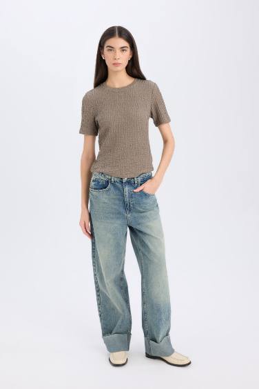 Футболка облегающего кроя с круглым вырезом и коротким рукавом