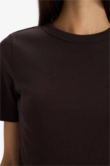 تيشيرت نص كم قصة عادية برقبة مستديرة