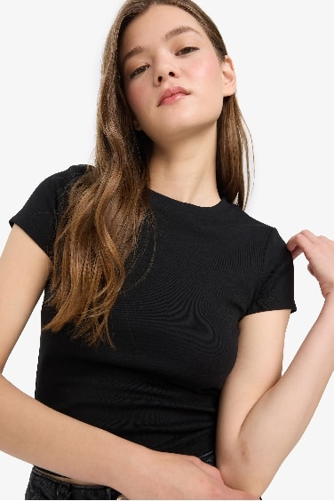 T-shirt slim côtelé à col rond et manches courtes