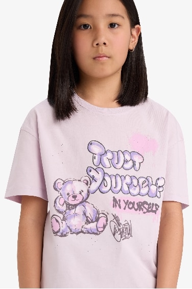 تيشيرت بناتي نص كم بطبعة شعار قصة مريحة