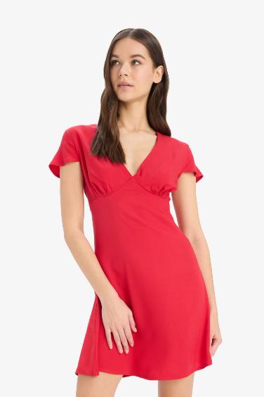Мини-платье с короткими рукавами и V-образным вырезом из марокенового материала