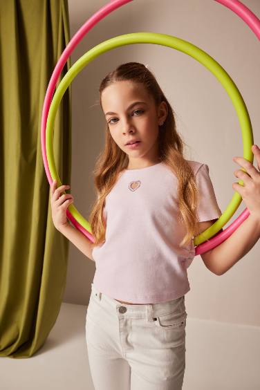 T-shirt slim à col rond et manches courtes avec motif cœur pour fille