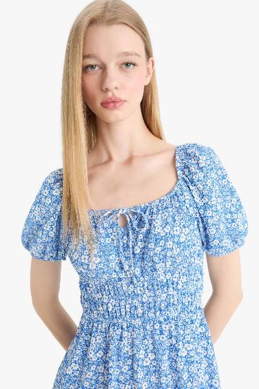 فستان قصير فلورال منسوج بياخة مربعة