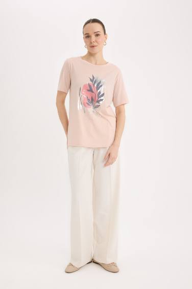 تيشيرت قصة عادية بطبعة شعار برقبة مستديرة