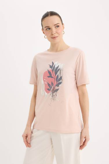 تيشيرت قصة عادية بطبعة شعار برقبة مستديرة