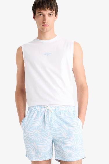 Короткие пляжные шорты с сетчатой подкладкой и рисунком